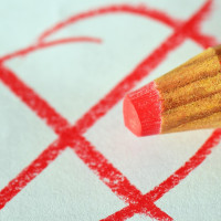 Das Bild zeigt ein Kreuz, das zur Wahl mit einem roten Buntstift gemacht wurde