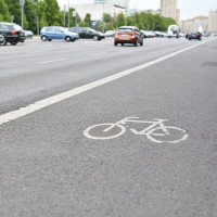 Fahrbahnmarkierung für Fahrrad an der Seite einer großen Straße
